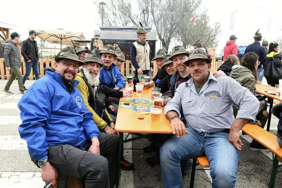 07/05/2022 Rimini 93° Adunata Nazionale Alpini che , come da consuetudine, hanno invaso la cittadina romagnola provenienti da ogni regione d' Italia. Il culmine della manifestazione sara' domenica 8 Maggio con ' l' ammassamento ' sul lungomare di Rimini e la sfilata alla presenza delle massime autorita'. nella foto un gruppo di alpini si rilassa tra una discussione e una bevuta.
