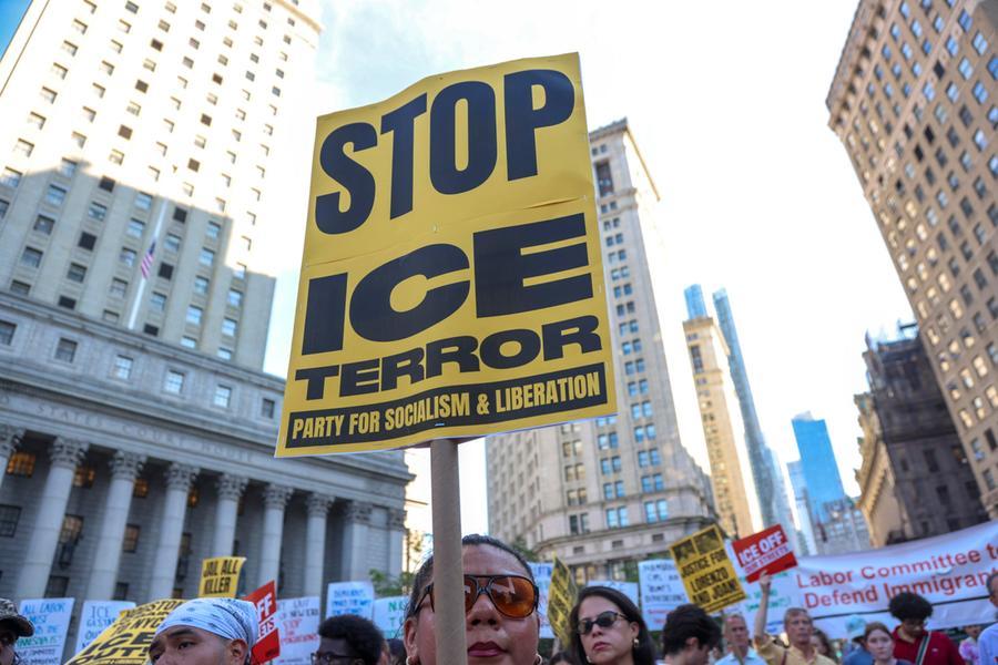 Agenti dell’Ice si appostano vicino a un quartiere, mentre manifestanti protestano contro l’attività di repressione