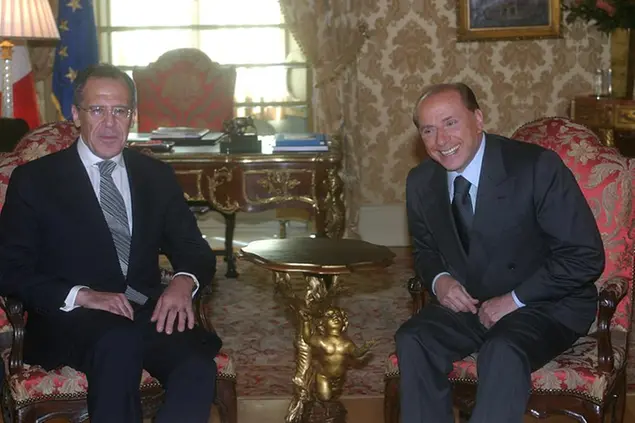 Nella foto Sergej\\u00A0Lavrov e Silvio Berlusconi, in una foto del 2004 (Marco Merlini / LaPresse)