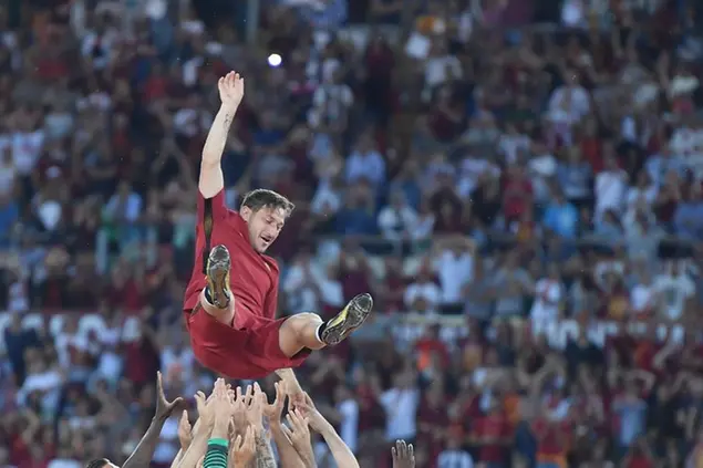 “Tutte le barzellette su Totti” (raccolte da Totti stesso) fu un esempio di successo editoriale oggi impensabile (FOTO ANSA)