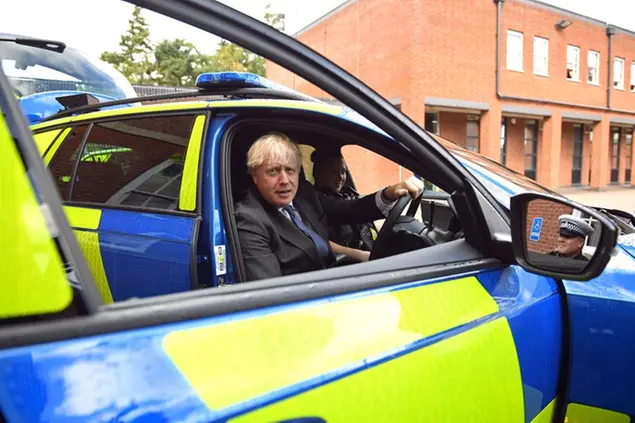 Il primo ministro Boris Johnson seduto in un veicolo della polizia inglese\\u00A0(Stefan Rousseau/Pool Photo via AP)