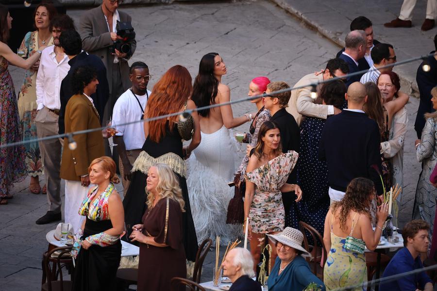 Le nozze di Dua Lipa «nel covo della mafia». Il Telegraph corregge il titolo. Ma Schifani vuole le scuse