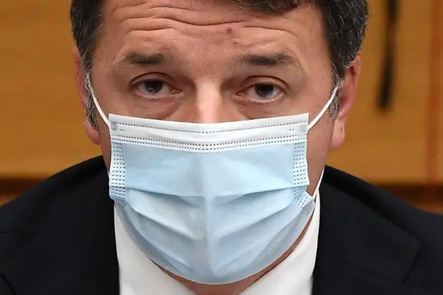 Matteo Renzi durante la conferenza stampa per le dimissioni delle ministre (Foto Ettore Ferrari/LaPresse/POOL Ansa)