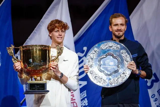 La premiazione con\\u00A0Jannik Sinner (a sinistra) e\\u00A0Daniil Medvedev (EPA)