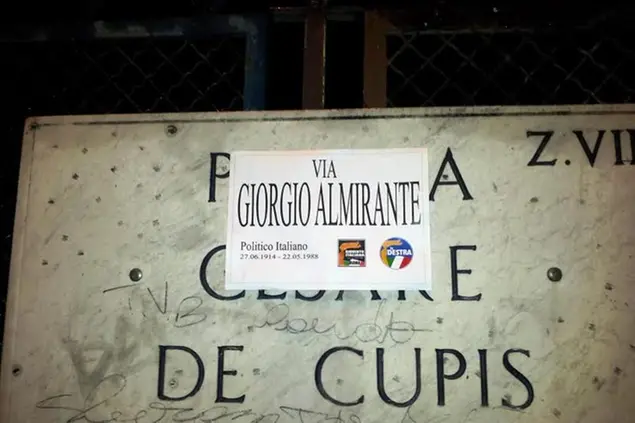 Nel 2012, alcuni militanti di La Destra avevano appiccicato il nome di Giorgio Almirante, tra i fondatori del Movimento Sociale Italiano, su una cinquantina\\u00A0tra vie e piazze\\u00A0di Roma (foto Ansa)