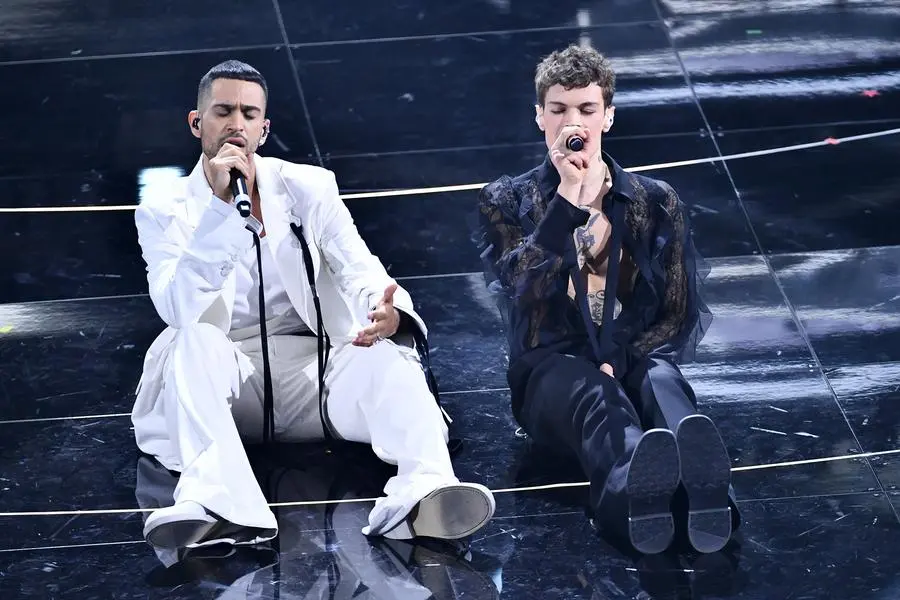 Foto Matteo Rasero/LaPresse 03 Febbraio 2022 Sanremo, Italia Spettacolo Festival di Sanremo 2022, terza serata. Nella foto: Mahmood e Blanco \\\"Brividi\\\" Photo Matteo Rasero/LaPresse February 03, 2022 Sanremo, Italy Entertainment Sanremo Music Festival 2022, third evening. In the photo: Mahmood e Blanco \\\"Brividi\\\"