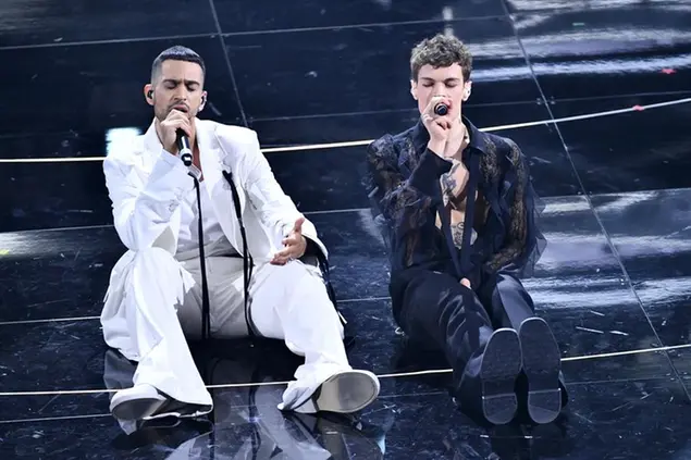 Foto Matteo Rasero/LaPresse 03 Febbraio 2022 Sanremo, Italia Spettacolo Festival di Sanremo 2022, terza serata. Nella foto: Mahmood e Blanco \\\"Brividi\\\" Photo Matteo Rasero/LaPresse February 03, 2022 Sanremo, Italy Entertainment Sanremo Music Festival 2022, third evening. In the photo: Mahmood e Blanco \\\"Brividi\\\"
