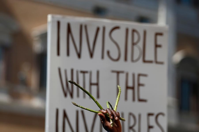 Foto Cecilia Fabiano/ LaPresse 18 Maggio 2021 Roma (Italia) Cronaca : Manifestazione dei braccianti agricoli Nella Foto : la Lega Braccianti porta la manifestazione degli invisibili davanti a Montecitorio Photo Cecilia Fabiano/ LaPresse May 18 , 2021 Roma (Italy) News : New decree for swimming pools and gyms reopening on 24 May In The Pic : The To Live gym centre