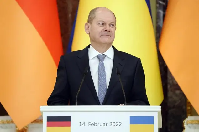 (Il cancelliere tedesco alla conferenza stampa congiunta con il presidente ucraino. Foto AP)