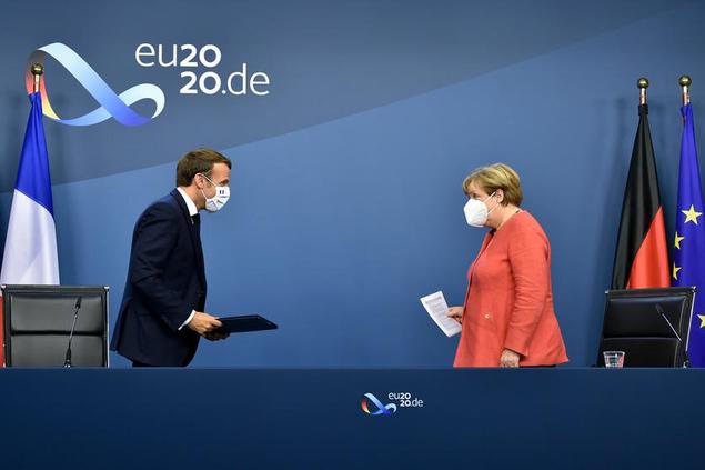 (Emmanuel Macron e Angela Merkel; foto LaPresse)