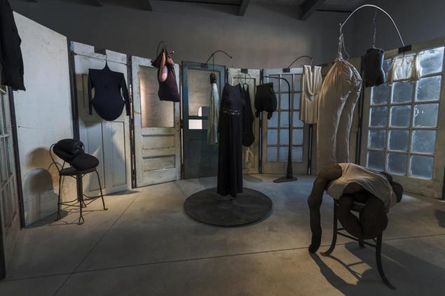 Louise Bourgeois, Cell (Clothes), 1996, porte, grate di ferro, sculture e oggetti personali appartenuti alla stessa artista. Foto Attilio Maranzano. Courtesy Fondazione Prada