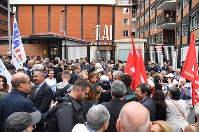 Presidio di solidarietà per il giornalista Sigfrido Ranucci sotto la sede Rai di Via Teulada a Roma