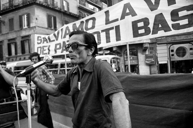 Il 24 settembre 1975 a Roma, in piazza di Spagna,\\u00A0Pier Paolo Pasolini interviene alla manifestazione in sostegno del movimento antifranchista. Sul palco anche Walter Veltroni (Foto AGF)