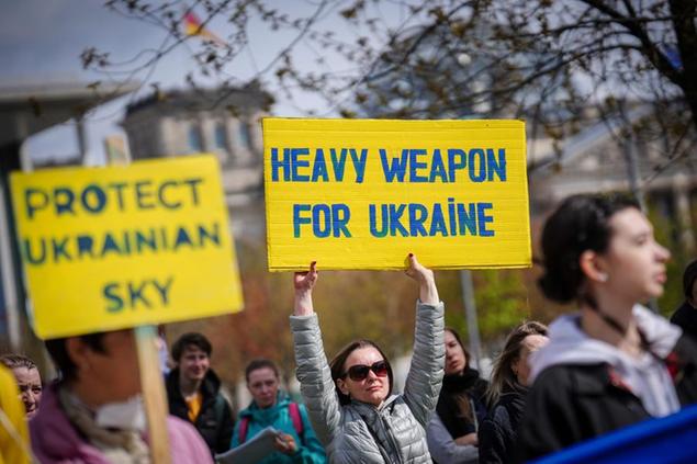 25 April 2022, Berlin: People from Ukraine demonstrate in front of the Federal Chancellery against the war in their homeland and demand on banners the delivery of heavy weapons. Photo by: Kay Nietfeld/picture-alliance/dpa/AP Images