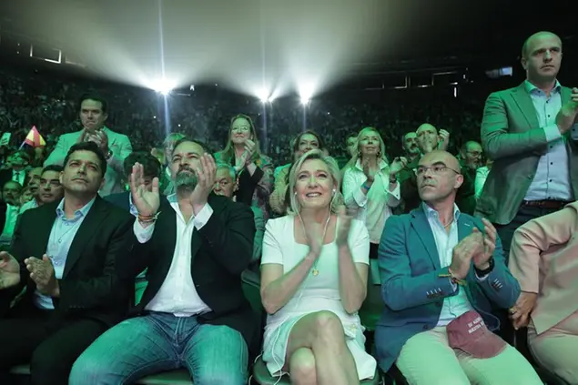 (Vox, Rassemblement National e altri esponenti di estrema destra alla convention madrilena. Foto RN/X)