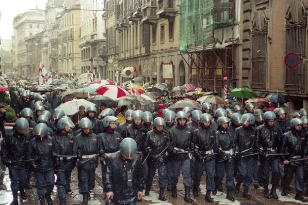 La manifestazione del 25 aprile 1994 a Milano (foto ANSA)