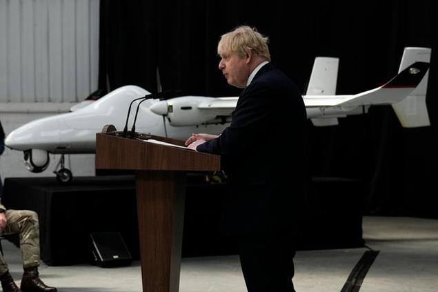 (Boris Johnson presenta il piano tra droni e velivoli. Foto AP)