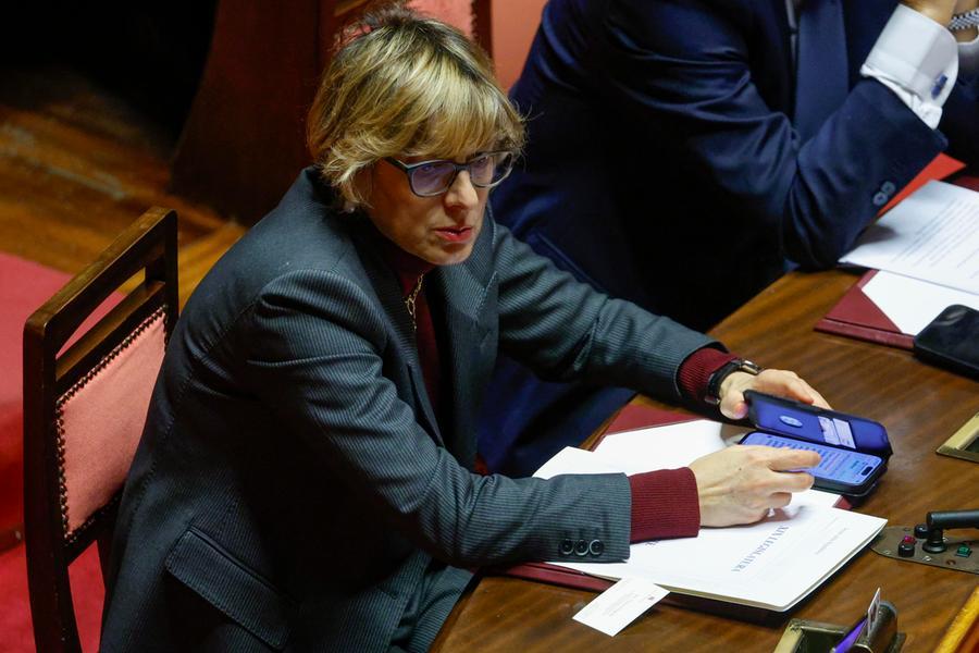 Violenza sessuale, Bongiorno cambia il testo del ddl. Sparisce il «consenso», pene ridotte