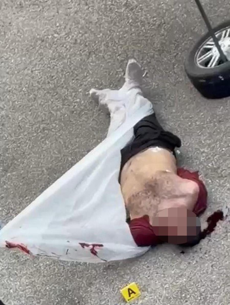 Ambulanza parcheggiata in strada urbana con luci blu accese, scenario di emergenza sanitaria