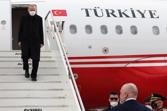 Turkish President Recep Tayyip Erdogan exists the aircraft as Albanian Prime Minister Edi Rama, right, waiting, at Tirana International Airport \\\"Mother Teresa\\\", Albania, Monday, Jan. 17, 2022. Turkish President Recep Tayyip Erdogan visits Albania to talk with Prime Minister Edi Rama on strengthening bilateral ties. Erdogan also visits a northwestern town of Lac where Turkey has funded the building of some 500 apartments destroyed by the 2019 earthquake in the tiny Western Balkan country. (AP Photo/Franc Zhurda)