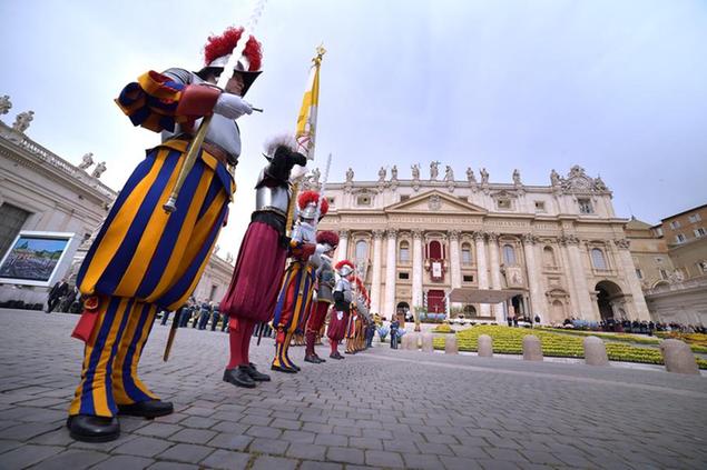 Swiss Guards stand attention as they wait for Pope Francis to preside over Easter Mass in St. Peter's Square at the Vatican, Sunday, April 21, 2019. | usage worldwide Photo by: Stefano Spaziani/picture-alliance/dpa/AP Images