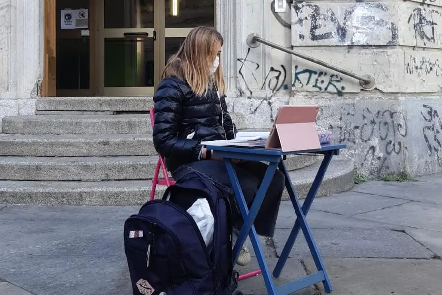 Anita in protesta davanti alla scuola