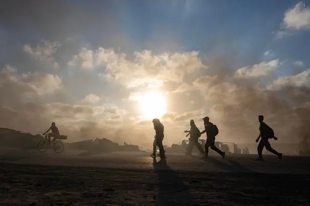 Gazawi vicino al corridoio di Netzarmi al centro della Striscia di Gaza