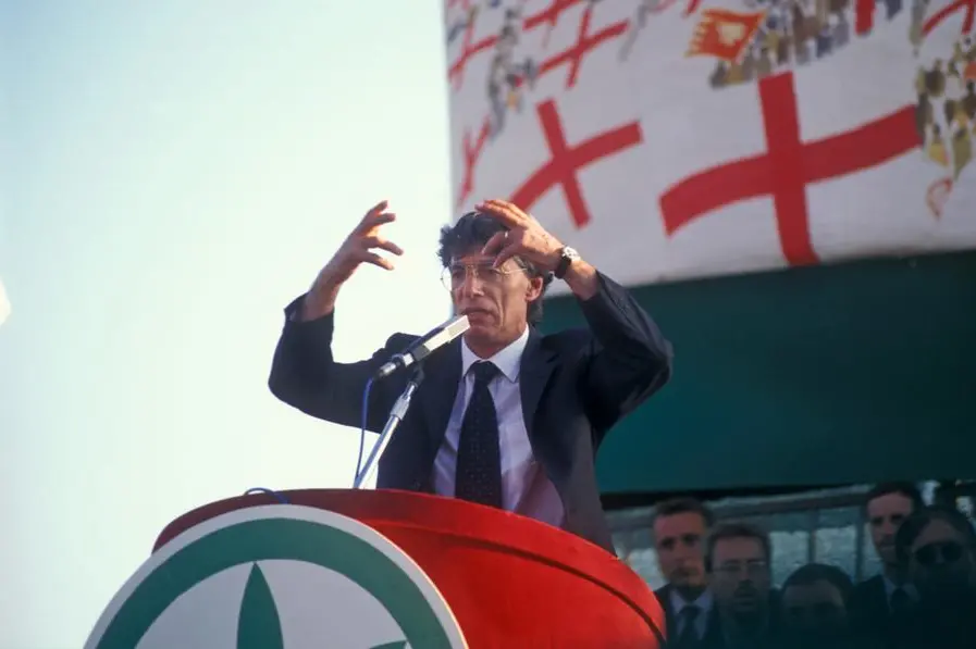 Umberto Bossi a una manifestazione della Lega Nord per l'indipendenza della Padania, il 15 settembre 1996 (foto Agf)