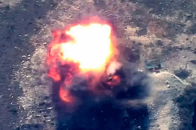 Un'esplosione sopra l'area in cui secondo l'Azerbaigian si trovano delle posizioni delle forze militari armene, nel Nagorno-Karabakh (dal video rilasciato dal ministero della Difesa azero).