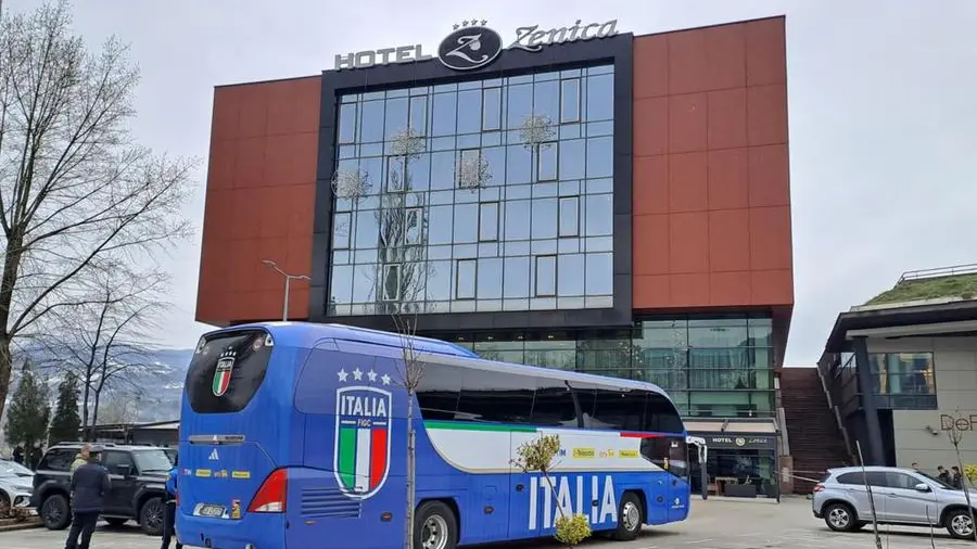 Interessi privati, tensioni etniche, burocrazia monstre e violenza hooligan: viaggio nella Bosnia che sfida l’Italia