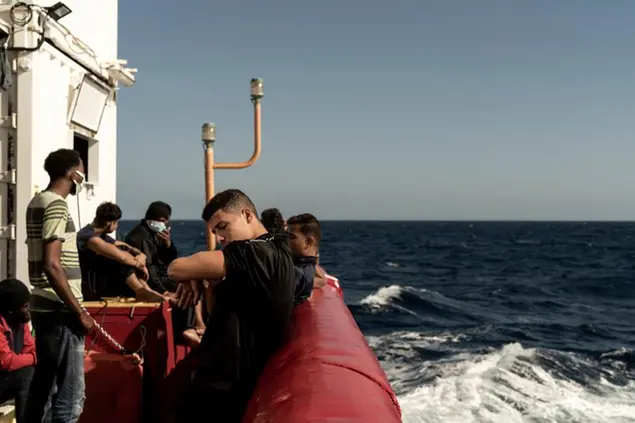 Migranti a bordo della Ocean Viking\\u00A0(AP Photo/Vincenzo Circosta)