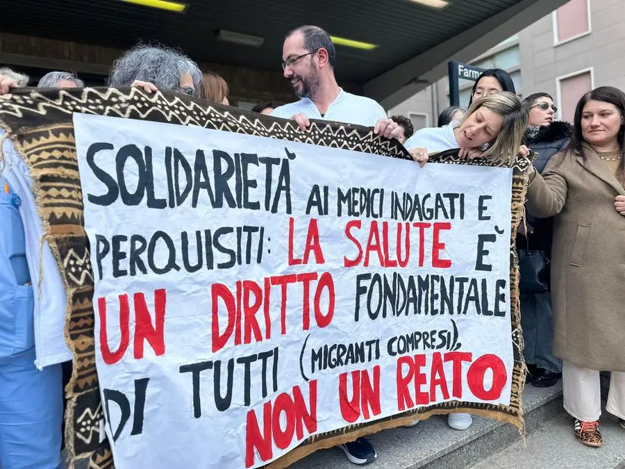 Medici accusati di produrre certificati falsi ai migranti. I pm contestano l’associazione a delinquere