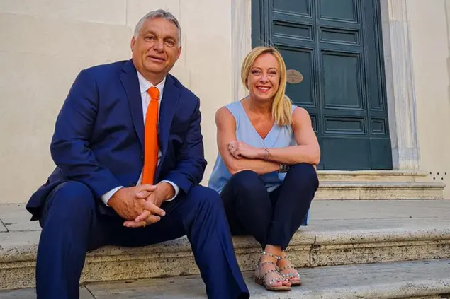 (Nell’estate del 2021 Meloni si faceva i selfie col premier ungherese. Poi ha\\u00A0lasciato i selfie a Salvini, ma continua a sostenere Orbán.\\u00A0Foto Twitter)