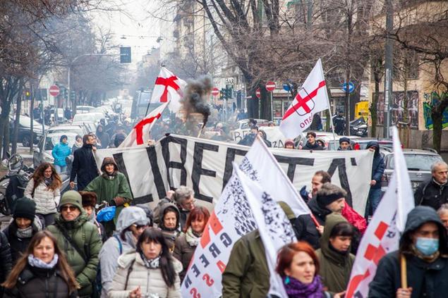 Foto LaPresse 15 Febbraio 2022 Milano, Italia News Manifestazione Cobas, No Green Pass e studenti Nella Foto un momento della manifestazione Photo LaPresse February 15, 2022 Milan, Italy News No inconvenience due to the strike of the means, regular functioning In the pic a moment of event