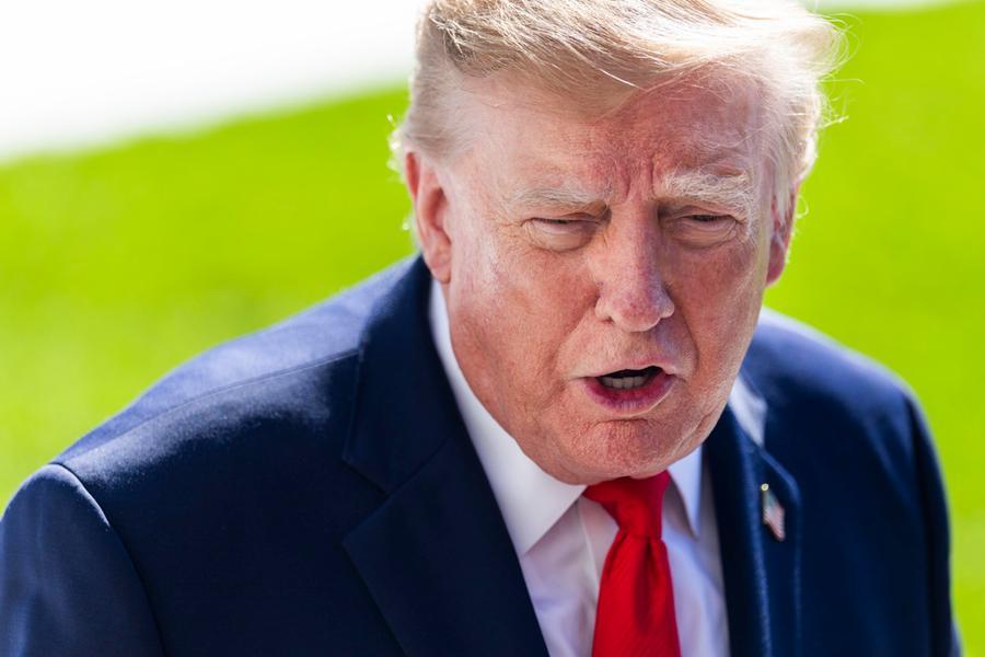 Due navi affondate a Hormuz. Trump valuta di usare la «madre di tutte le bombe» contro l’Iran