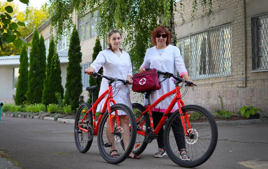 I medici della città di Lozova, nella regione di Kharkiv, ora si muovono in bicicletta grazie alle donazioni dall’estero per la campagna #BikesForUkraine. Foto fornita dagli operatori sanitari