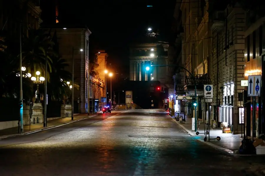 Foto Cecilia Fabiano/ LaPresse 23 Ottobre 2020 Roma (Italia) Cronaca : Nuovo Coprifuoco serale Nella Foto : Via Nazionale Photo Cecilia Fabiano/LaPresse October 22 , 2020 Roma (Italy) News : Nigtlife closed in order of the curfew In The Pic : Via Nazionale