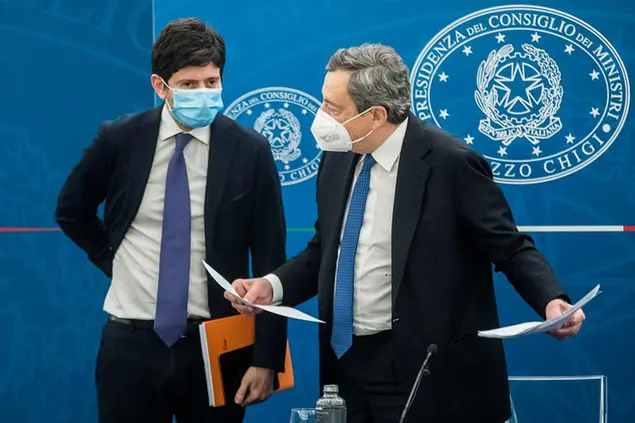 Il ministro Roberto Speranza e il presidente del consiglio Mario Draghi Foto LaPresse
