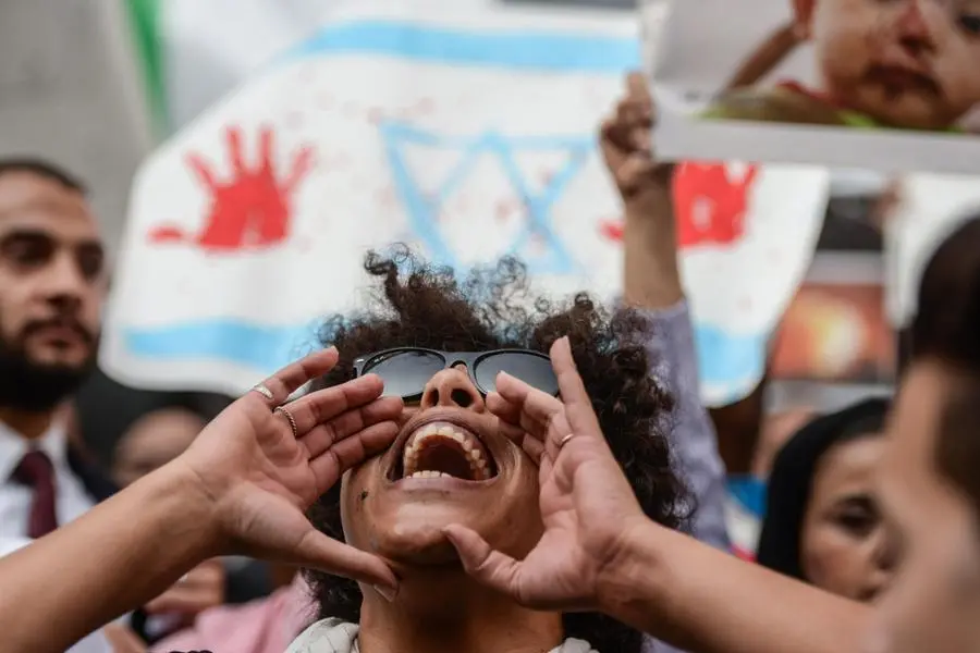 Una protesta anti-israeliana al Cairo dopo la strage dell'ospedale di Gaza (Hossam / Epa)