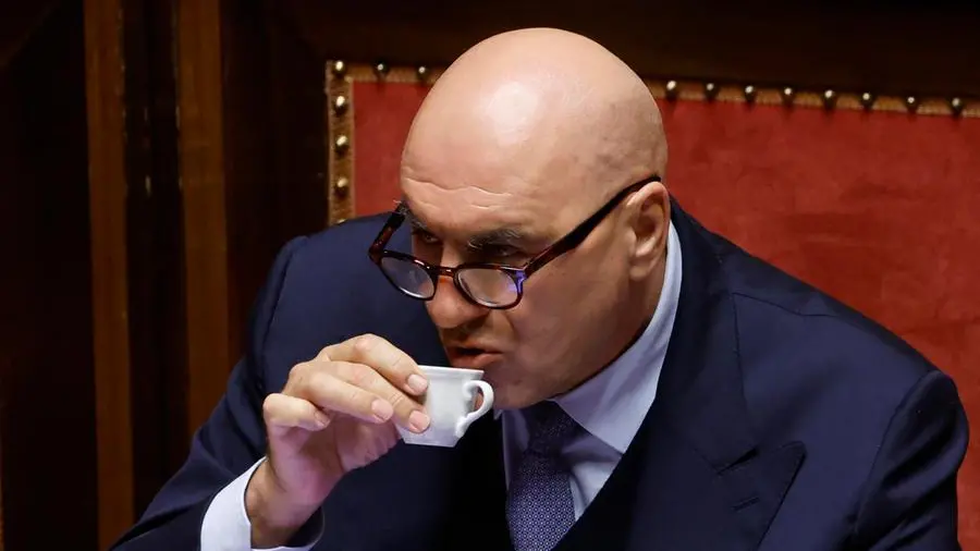 Crosetto e Aise, sgomento a Palazzo Chigi. Nella spa dei sottomarini spunta Mussolini