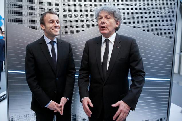 (Emmanuel Macron con Thierry Breton. Foto LaPresse)