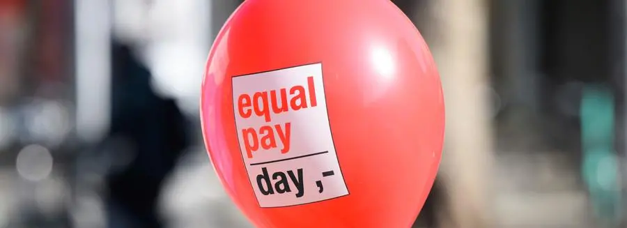 07 March 2022, Lower Saxony, Hanover: A balloon with the inscription \\\"Equal Pay Day\\\" flies in the city center. Equal Pay Day on March 7 is intended to draw attention to the wage gap between women and men. Photo by: Julian Stratenschulte/picture-alliance/dpa/AP Images