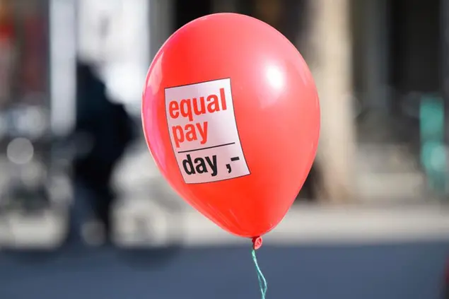 07 March 2022, Lower Saxony, Hanover: A balloon with the inscription \\\"Equal Pay Day\\\" flies in the city center. Equal Pay Day on March 7 is intended to draw attention to the wage gap between women and men. Photo by: Julian Stratenschulte/picture-alliance/dpa/AP Images