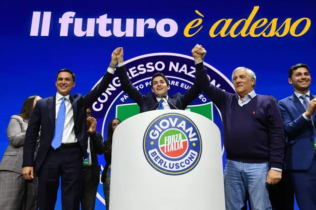 Il segretario nazionale di Forza Italia giovani uscente Stefano Benigni, il neoeletto Segretario Nazionale di Forza Italia Giovani Simone Leoni e il ministro degli Affari Esteri Antonio Tajani in occasione del congresso Nazionale di Forza Italia Giovani presso il Palazzo dei Congressi Roma, 31 maggio 2025