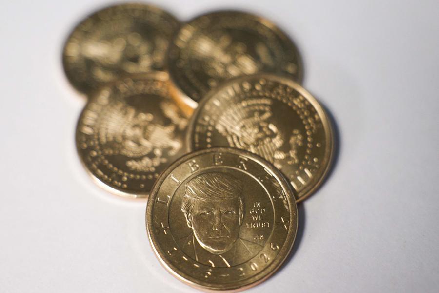 Trump sulle monete d’oro, un autocrate da sagra paesana