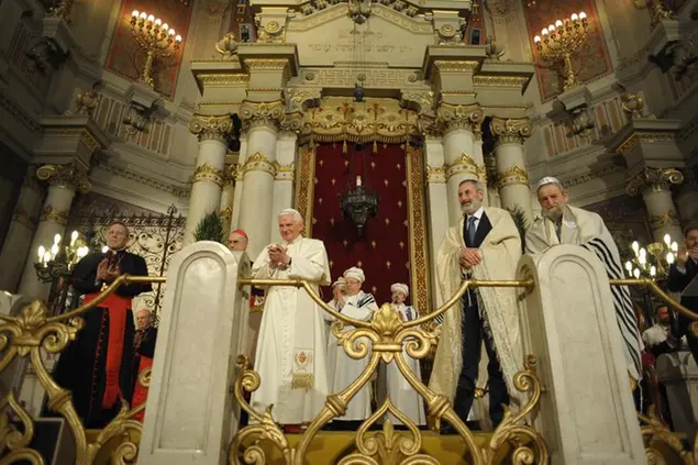 Benedetto XVI al Tempio maggiore di Roma con il rabbino capo, Riccardo Di Segni, e il rabbino capo di Haifa,\\u00A0Shearyashuv haKohen