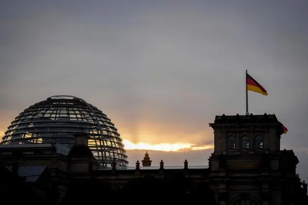 27 September 2021, Berlin: A ray of sunlight shines on the Reichstag building in the early evening after the Bundestag elections. Photo by: Kay Nietfeld/picture-alliance/dpa/AP Images