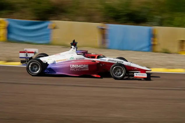 La macchina senza pilota progettata dal Dipartimento di Scienze Fisiche, Informatiche e Matematiche dell’ateneo di Modena e Reggio Emilia e dai softwaristi di Hipert. FOTO UNIMORE RACING