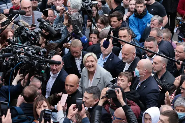 (Le Pen circondata dai fotografi mentre fa campagna in vista del secondo turno. Foto AP)