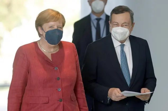 21 June 2021, Berlin: German Chancellor Angela Merkel (l, CDU) and Mario Draghi, Prime Minister of Italy, arrive for their press conference at the Federal Chancellery. Draghi is in Berlin for his inaugural visit. Photo by: Odd Andersen/picture-alliance/dpa/AP Images